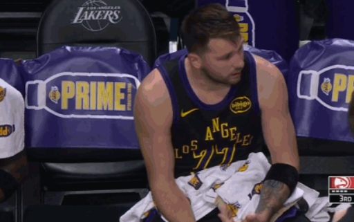 开云app官方版最新下载-东契奇连续3个失误后被换下 将毛巾一扔坐到板凳席末端