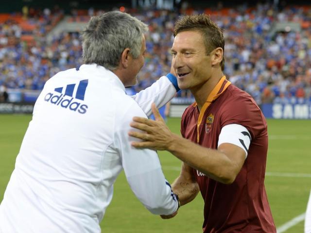 开云手机入口官网下载-托蒂捍卫穆帅：名帅需好兵 红狼争冠要有冠军球员